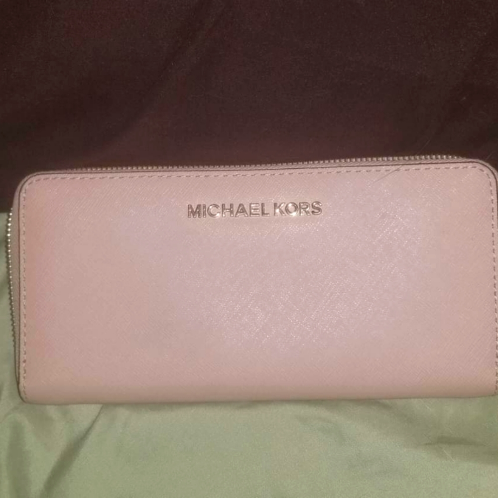 Sale!!!🥰🥰🥰Michael Kors Large Wallet